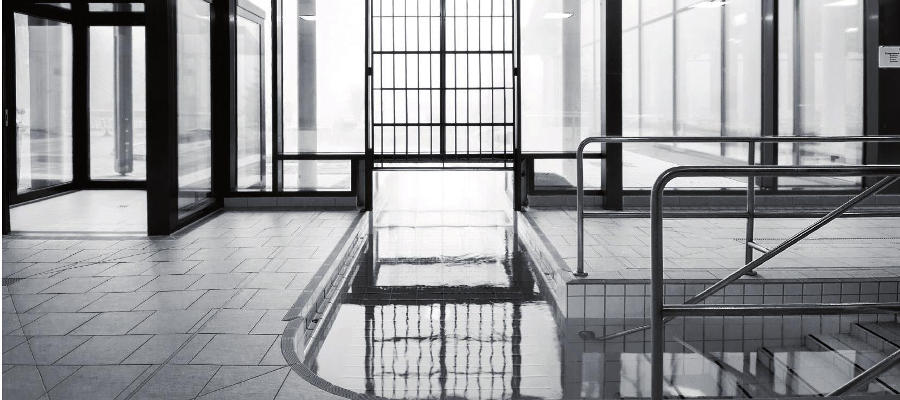 Schwarz-weiß-Aufnahme eines Schwimmbeckens.